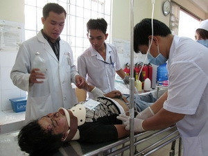 Cấp cứu nạn nhân vụ tai nạn. Cấp cứu nạn nhân vụ tai nạn.