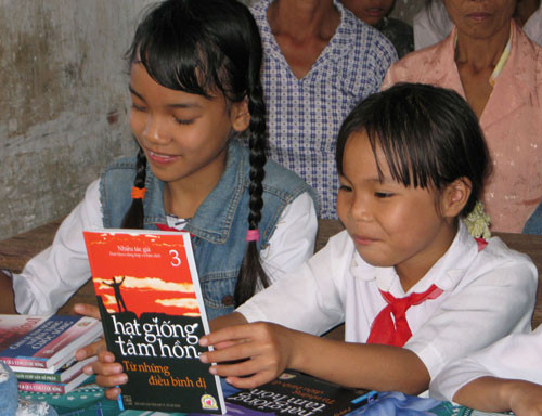 Trẻ em yêu thích bộ sách Hạt giống tâm hồn. Trẻ em yêu thích bộ sách Hạt giống tâm hồn.