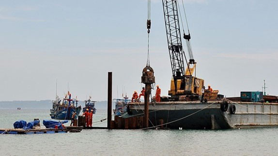 Xây đê chắn sóng quanh con tàu bị chìm. Xây đê chắn sóng quanh con tàu bị chìm.