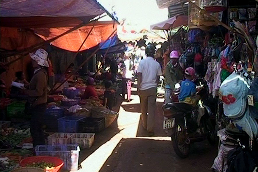 Họp chợ ngay cả trên đường Tô Vĩnh Diện. Ảnh: Công Dũng