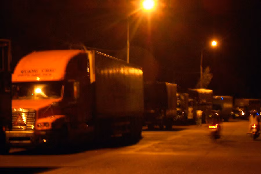 Xe từ hướng Quy Nhơn vào nằm chờ thông đường. Ảnh: Nguyễn Xuân