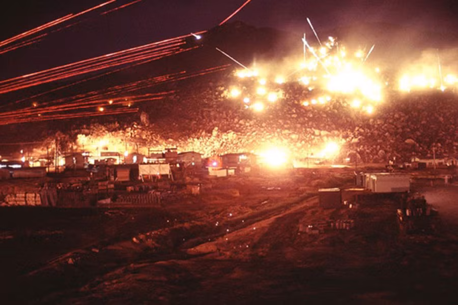 Súng máy M60 bắn phá với đường màu đỏ trên ảnh.