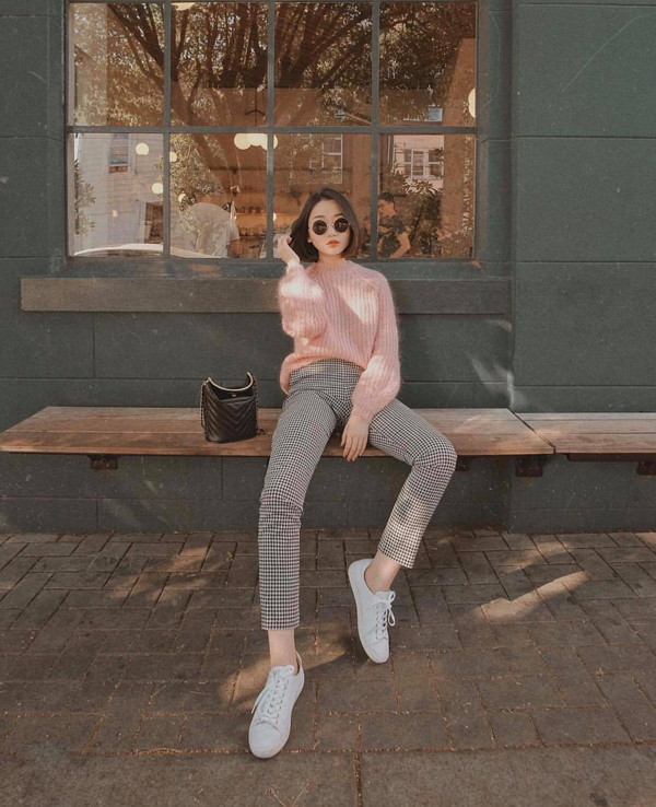 Ngoài quần jeans, các cô nàng năng động có thể phối áo len cùng các mẫu quần tây trên nhiều chất liệu và họa tiết.