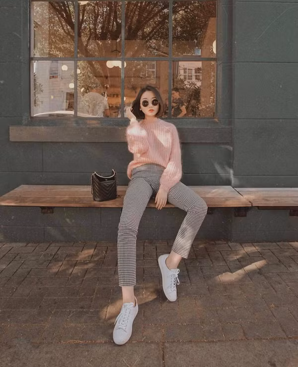 Ngoài quần jeans, các cô nàng năng động có thể phối áo len cùng các mẫu quần tây trên nhiều chất liệu và họa tiết.