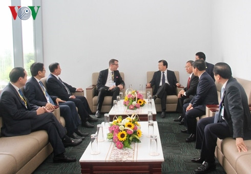 Phó Thủ tướng Trịnh Đình Dũng trao đổi với các CEO bên lề diễn đàn Phó Thủ tướng Trịnh Đình Dũng trao đổi với các CEO bên lề diễn đàn
