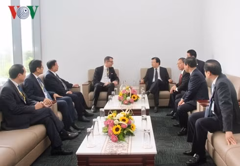 Phó Thủ tướng Trịnh Đình Dũng trao đổi với các CEO bên lề diễn đàn