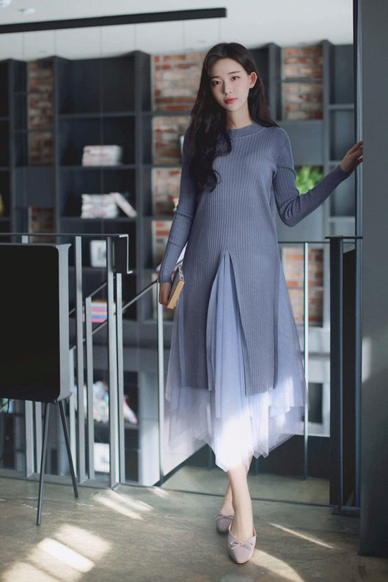 Áo len là trang phục được yêu thích ở mùa se lạnh. Loại trang phục có khả năng giữ ấm này thường được phối cùng các kiểu chân váy xòe, chân váy bút chì, quần jeans hay phá cách hơn với váy vải tuyn bồng bềnh.  Áo len là trang phục được yêu thích ở mùa se lạnh. Loại trang phục có khả năng giữ ấm này thường được phối cùng các kiểu chân váy xòe, chân váy bút chì, quần jeans hay phá cách hơn với váy vải tuyn bồng bềnh.