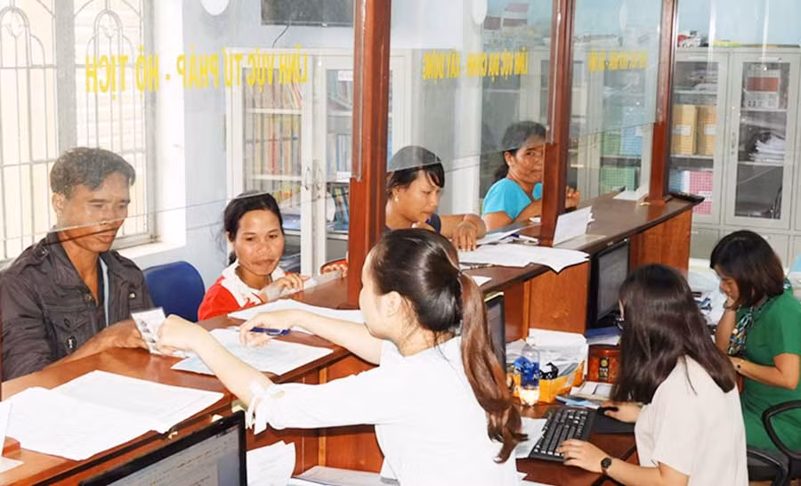  Giải quyết thủ tục hành chính cho người dân. Ảnh: Thanh Nhật