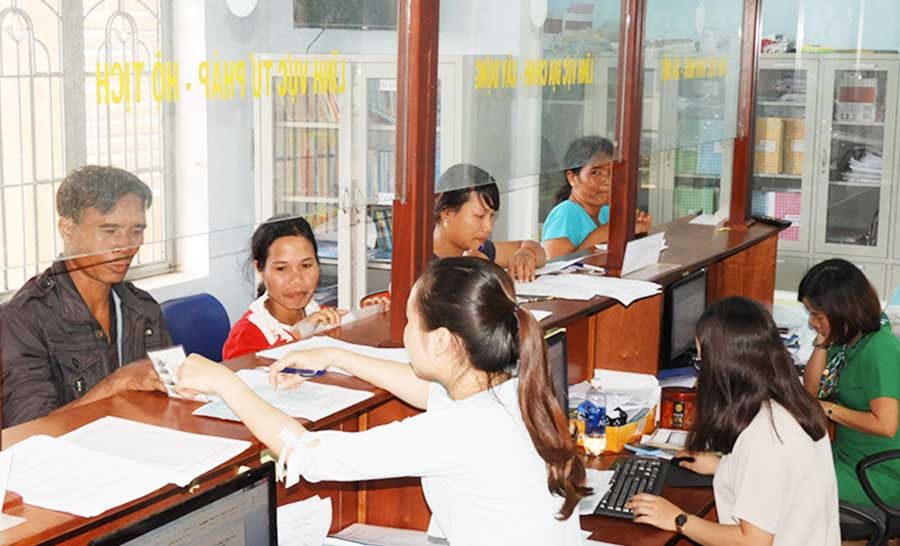  Giải quyết thủ tục hành chính cho người dân. Ảnh: Thanh Nhật