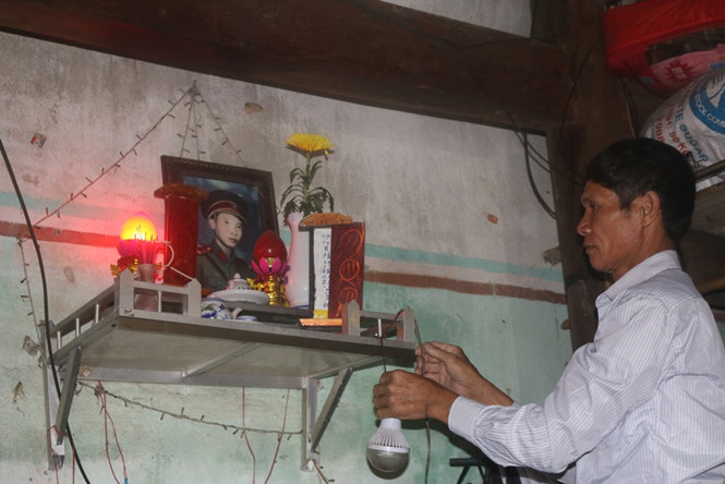 Cháu ruột ông Bình thay cha mẹ lo hương khói cho người chú 