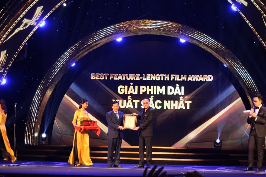Bộ trưởng Bộ Văn hóa – Thể thao và Du lịch Nguyễn Ngọc Thiện trao giải Phim dài xuất sắc nhất cho đại diện bộ phim The Dark room của Iran. (Ảnh: Linh Nguyễn)