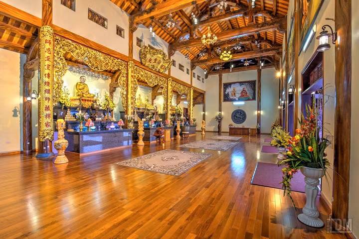  Tượng Phật Tổ nằm phía sau chùa, là nơi cao nhất có thể nhìn bao quát cảnh chùa, một mặt tựa lưng vào núi, mặt trước hướng về phía cổng chùa nơi có tượng Phật Bà Quan Âm, xa xa là Tp Uông Bí.