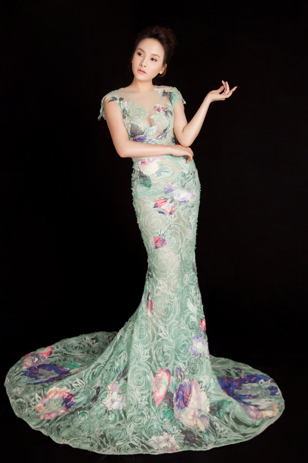 Diễn viên 'Sống chung với mẹ chồng' vừa thực hiện bộ ảnh trong dịp vào Sài Gòn công tác để kỷ niệm sinh nhật tuổi 28. Cô diện đầm dạ hội đuôi cá lộng lẫy của NTK Hoàng Hải, khoe đường cong cơ thể.  Diễn viên 'Sống chung với mẹ chồng' vừa thực hiện bộ ảnh trong dịp vào Sài Gòn công tác để kỷ niệm sinh nhật tuổi 28. Cô diện đầm dạ hội đuôi cá lộng lẫy của NTK Hoàng Hải, khoe đường cong cơ thể.