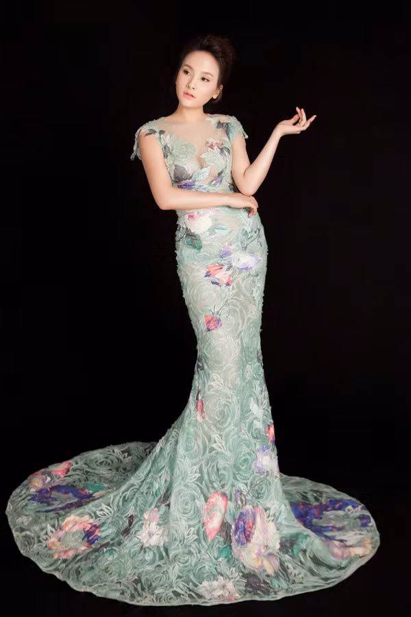  Diễn viên 'Sống chung với mẹ chồng' vừa thực hiện bộ ảnh trong dịp vào Sài Gòn công tác để kỷ niệm sinh nhật tuổi 28. Cô diện đầm dạ hội đuôi cá lộng lẫy của NTK Hoàng Hải, khoe đường cong cơ thể.