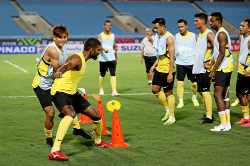  Vóc dáng đô lực sĩ của các tuyển thủ Malaysia. Họ đã có buổi tập làm quen sân Mỹ Đình vào tối 15/11 