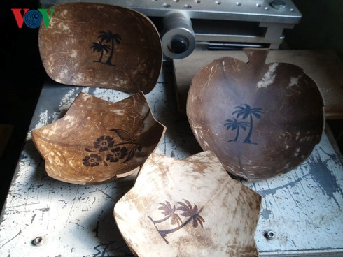 Những họa tiết độc đáo trên gáo dừa.