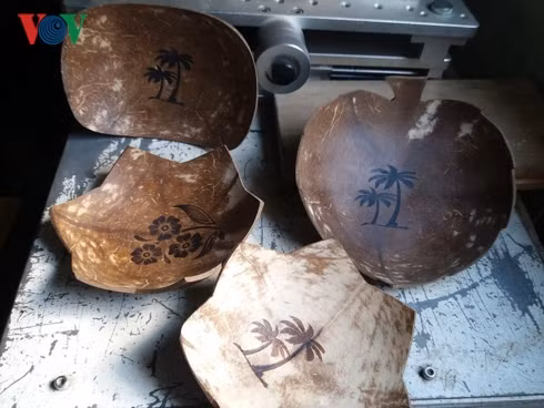 Những họa tiết độc đáo trên gáo dừa.