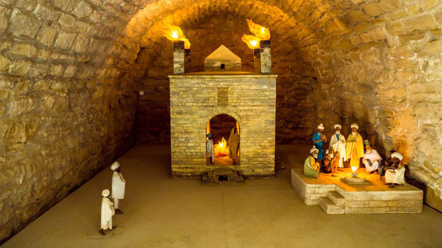 Ngôi đền gắn liền với tôn giáo Zoroastrian cổ - Ảnh: baldhiker  Ngôi đền gắn liền với tôn giáo Zoroastrian cổ - Ảnh: baldhiker