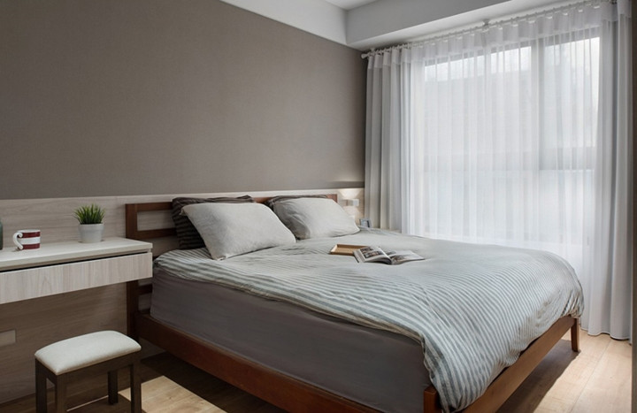 Căn hộ có tổng cộng 2 phòng ngủ, phòng bố mẹ trang trí đơn giản, vẫn sử dụng tông màu xám là gam màu chủ đạo trong trang trí.