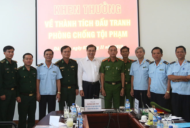 Chủ tịch UBND TP Đà Nẵng (áo trắng) đến tuyên dương, trao thưởng ban chuyên án. Ảnh: G.H. Chủ tịch UBND TP Đà Nẵng (áo trắng) đến tuyên dương, trao thưởng ban chuyên án. Ảnh: G.H.