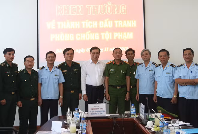 Chủ tịch UBND TP Đà Nẵng (áo trắng) đến tuyên dương, trao thưởng ban chuyên án. Ảnh: G.H.