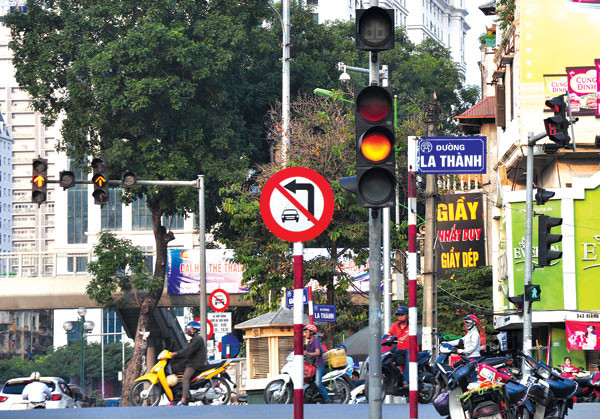  Trong lần sửa đổi quy định tới đây, khi tín hiệu đèn vàng bật sáng các phương tiện phải dừng lại trước vạch dừng (Trong ảnh: Người điều khiển phương tiện dừng lưu thông lộn xộn tại nút giao Láng Hạ - Giảng Võ - La Thành, Hà Nội) - Ảnh: Tạ Tôn