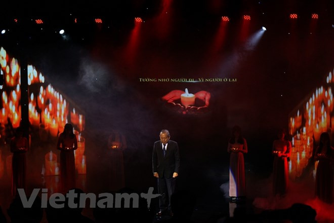 Phó Thủ tướng Chính phủ Trương Hòa Bình cùng các đại biểu dành một phút mặc niệm cho nạn nhân tử vong do tai nạn giao thông. (Ảnh: Việt Hùng/Vietnam+)