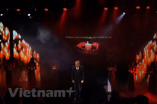 Phó Thủ tướng Chính phủ Trương Hòa Bình cùng các đại biểu dành một phút mặc niệm cho nạn nhân tử vong do tai nạn giao thông. (Ảnh: Việt Hùng/Vietnam+)