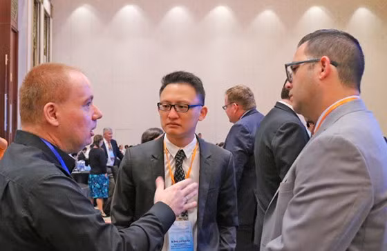 Các đại biểu trao đổi thông tin trước khi vào hội thảo