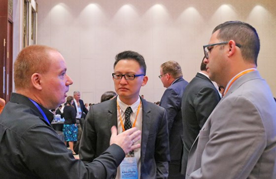 Các đại biểu trao đổi thông tin trước khi vào hội thảo Các đại biểu trao đổi thông tin trước khi vào hội thảo