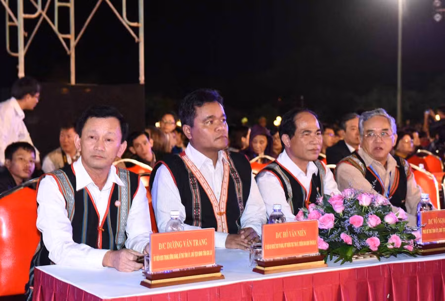 Các đồng chí lãnh đạo tỉnh tại lễ khai mạc. Ảnh: Đ.T