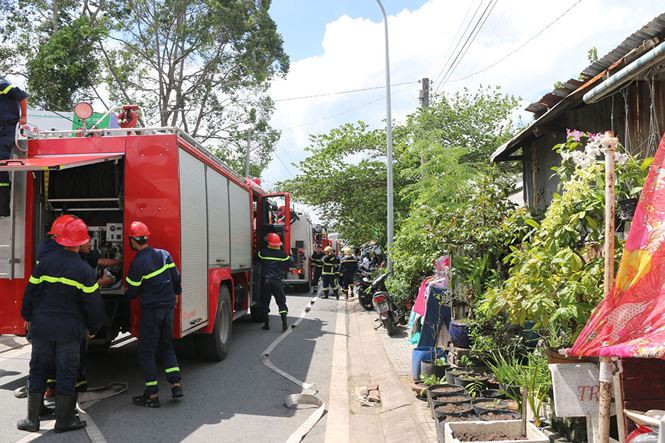 Hàng chục xe cứu hỏa nhanh chóng đến hiện trường. Hàng chục xe cứu hoả nhanh chóng đến hiện trường.