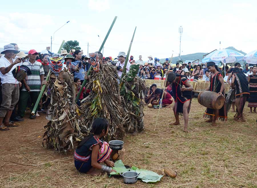 Những pơtual với kiểu hóa trang độc đáo, lạ mắt luôn được du khách trầm trồ, thích thú. Ảnh: P.L