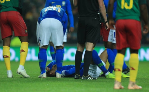 Neymar sớm rời sân ở phút thứ 8 (Ảnh: Getty).