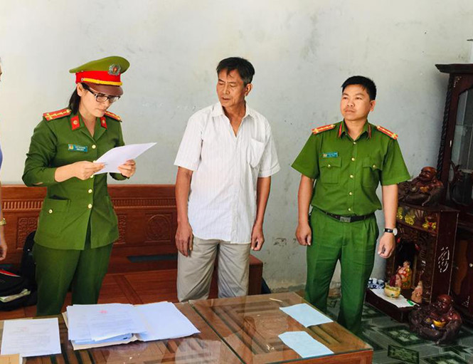 Cơ quan điều tra đọc lệnh bắt bị can Nguyễn Ninh (giữa)