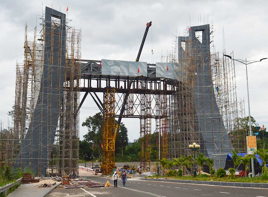  Dù chưa hoàn thiện song Quốc môn đã thu hút nhiều khách tham quan. Ảnh: A.H