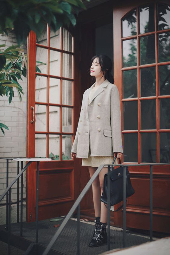 Khi lên đồ đến văn phòng với trang phục tông màu dịu mắt, phái đẹp thường chọn phụ kiện túi xách và bốt, giầy cao gót đen để phối đồ. Khi lên đồ đến văn phòng với trang phục tông màu dịu mắt, phái đẹp thường chọn phụ kiện túi xách và bốt, giầy cao gót đen để phối đồ.