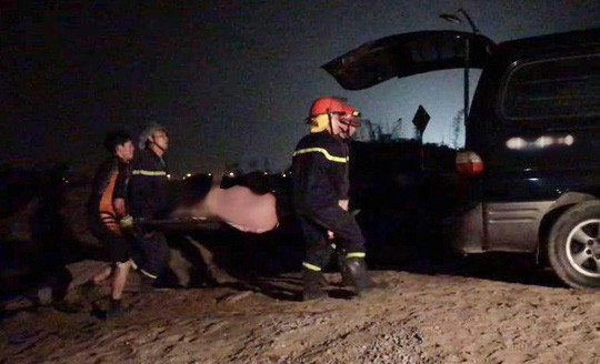  Đơn vị cứu hộ, cứu nạn đưa thi thể nạn nhân về trung tâm pháp y để khám nghiệm phục vụ công tác điều tra 