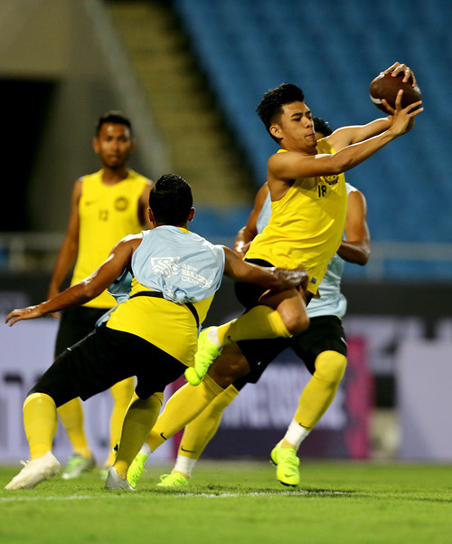 Còn Malaysia chơi...bóng bầu dục 