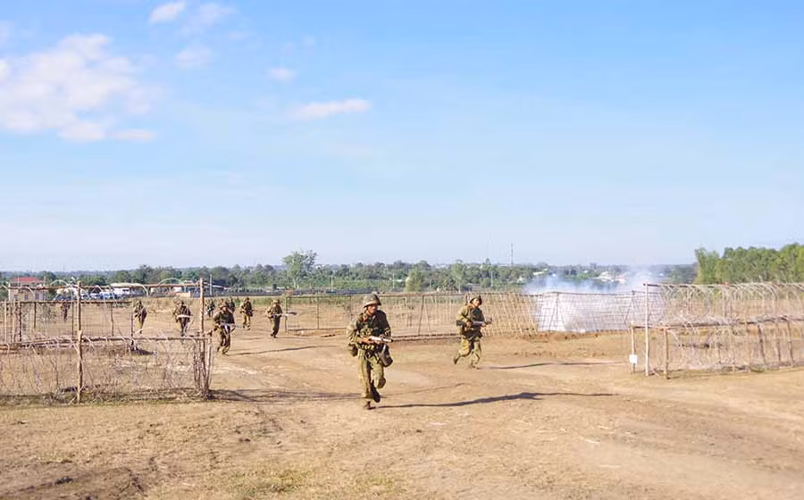 Lực lượng bộ binh xung phong đánh cửa mở tấn công địch. Ảnh: Vĩnh Hoàng