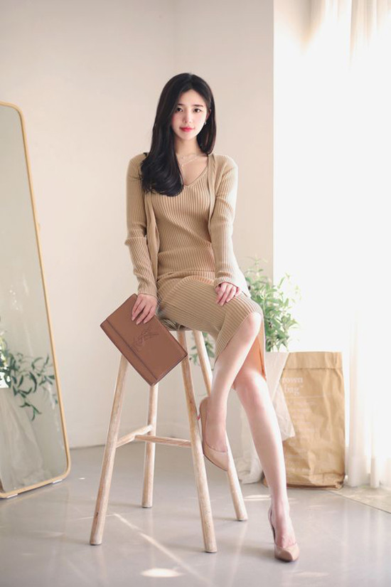 Để tông màu đơn sắc không còn đơn điệu, các nhà mốt đã mang tới nhiều kiểu váy áo mang tính ứng dụng cao. Bước vào mùa thu đông, váy len, áo khoác dạ, blazer... vẫn được lựa chọn nhiều nhất. Để tông màu đơn sắc không còn đơn điệu, các nhà mốt đã mang tới nhiều kiểu váy áo mang tính ứng dụng cao. Bước vào mùa thu đông, váy len, áo khoác dạ, blazer... vẫn được lựa chọn nhiều nhất.