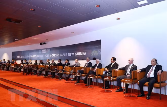 Thủ tướng Nguyễn Xuân Phúc (ngoài cùng, bên phải) tham dự Đối thoại giữa các Nhà lãnh đạo APEC với ABAC. (Ảnh: Thống Nhất/TTXVN)
