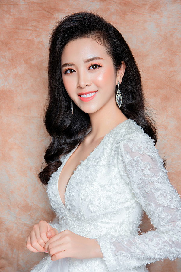  Nhờ lợi thế làn da trắng mịn mà Thuý An thường dùng những màu son nhẹ nhàng có tone màu ấm là đủ để 'nhấn nhá' cho dung nhan thêm yêu kiều.