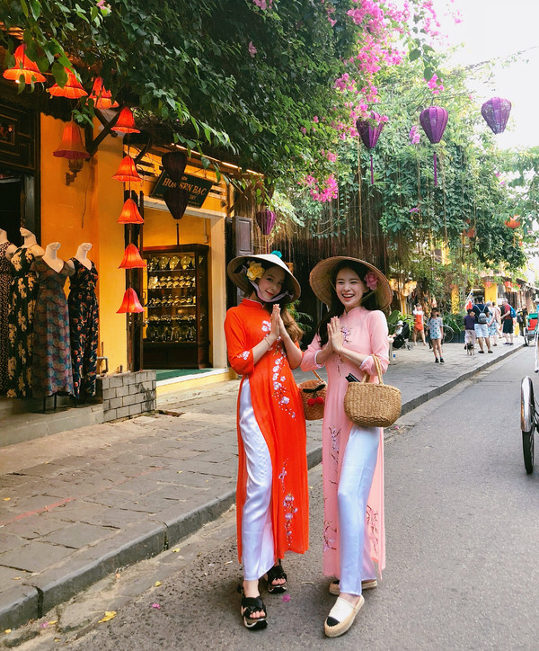 Trước đó, Ha Neul cùng hội bạn thân thiết từng ghé Hội An hồi cuối tháng 4. Cô rất thích mặc áo dài, đội nón lá khi sang Việt Nam.