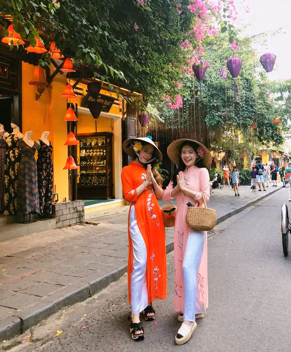 Trước đó, Ha Neul cùng hội bạn thân thiết từng ghé Hội An hồi cuối tháng 4. Cô rất thích mặc áo dài, đội nón lá khi sang Việt Nam.