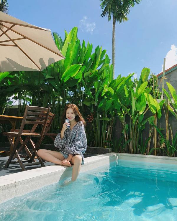 Cô nghỉ trong một biệt thự có bể bơi riêng ở Hội An.