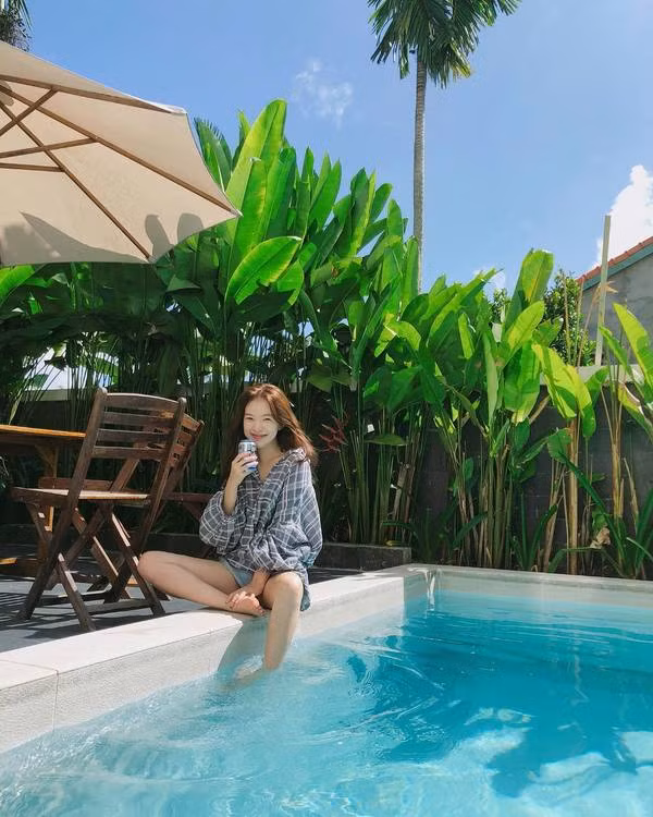 Cô nghỉ trong một biệt thự có bể bơi riêng ở Hội An.
