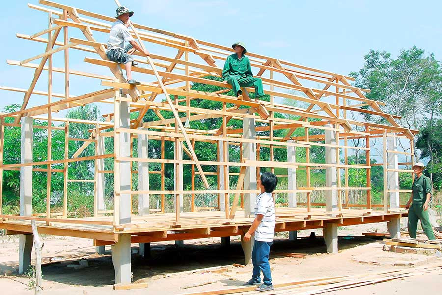  Làm nhà cho hộ nghèo ở huyện Chư Pah. Ảnh: Đức Thụy
