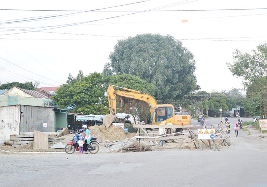 Sửa chữa hệ thống đường, cống tại thị xã An Khê. Ảnh: L.H