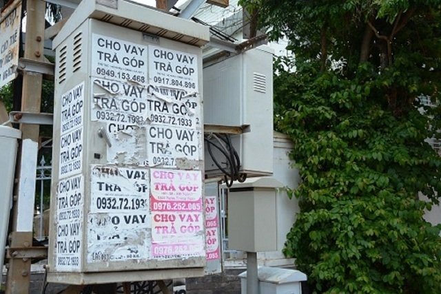 Quảng cáo cho vay được dán mọi chỗ, mọi nơi ở Đác Lắc.